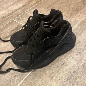Boys Black Nike Huaraches